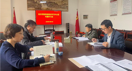 一群人坐在桌子前AI 生成的内容可能不正确。